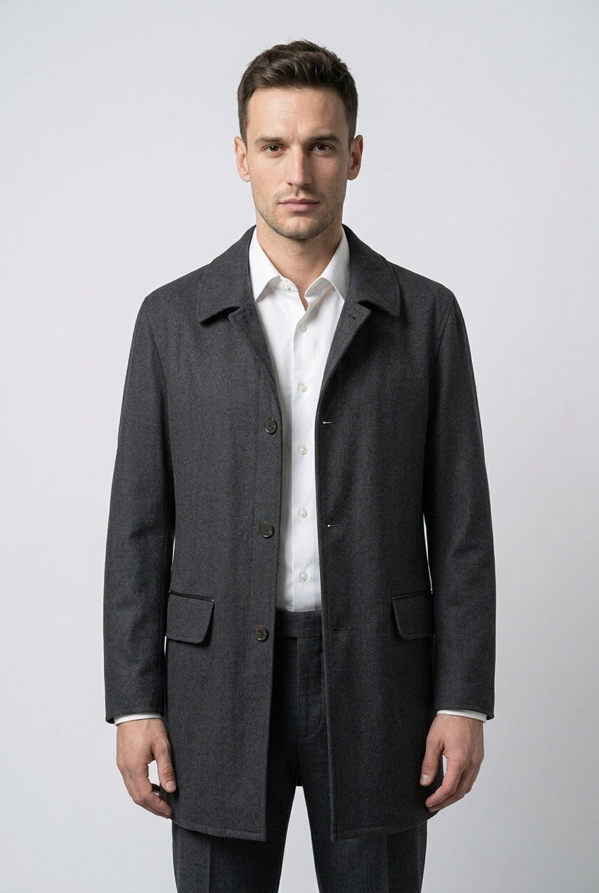 Homme portant un manteau Marco Pierguidi réversible coté textile loro Piana system – Seconde main luxe – VestiaireFMR Genève Suisse