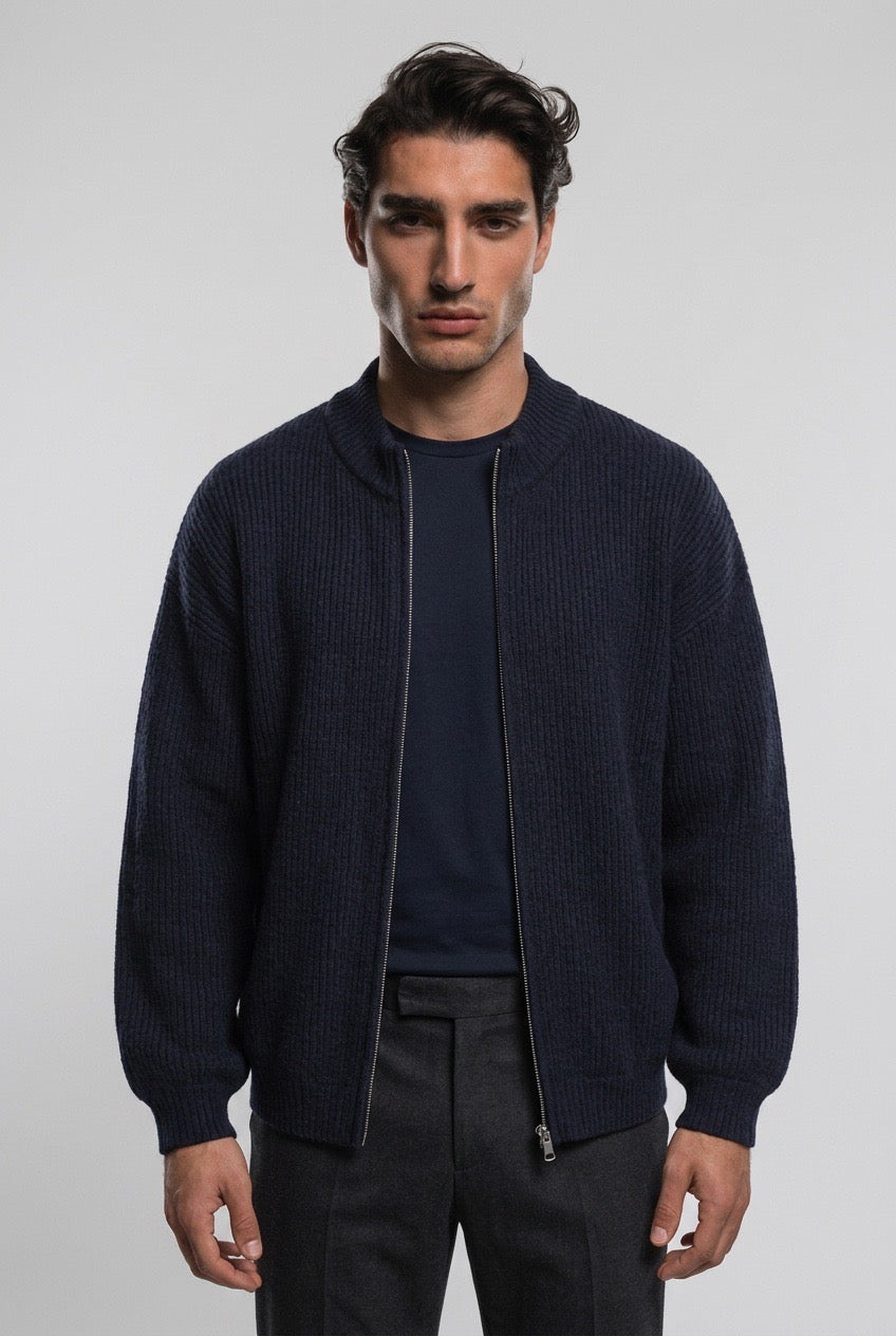 Homme portant un pull zippé Francesco Smalto réversible en cachemire couleur bleu marine – Seconde main luxe – VestiaireFMR Genève Suisse
