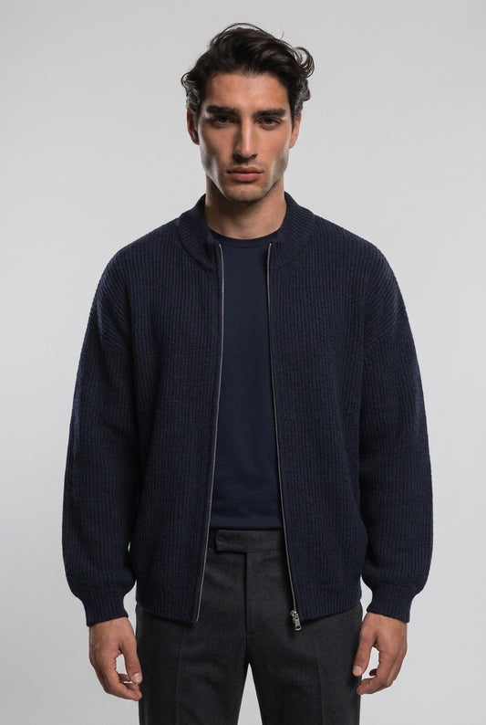 Homme portant un pull zippé Francesco Smalto réversible en cachemire couleur bleu marine – Seconde main luxe – VestiaireFMR Genève Suisse