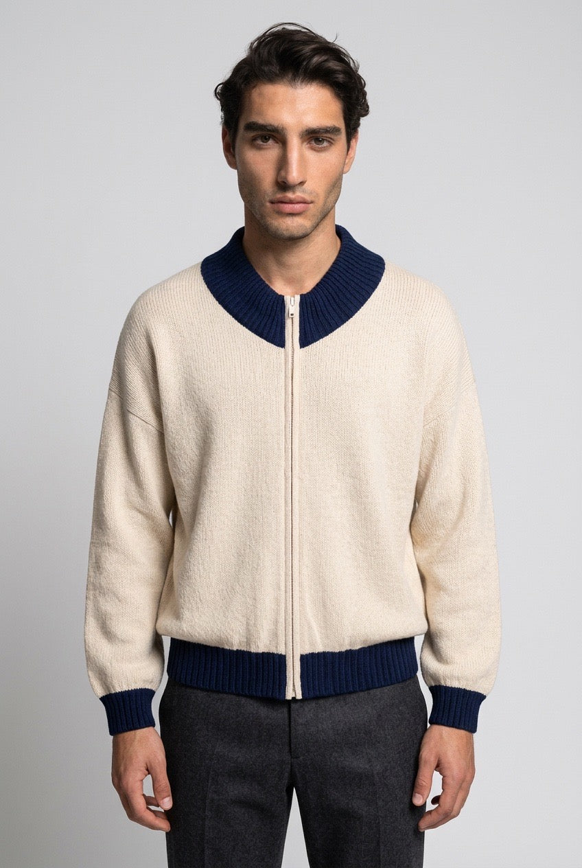 Homme portant un pull zippé Francesco Smalto réversible en cachemire couleur blanc cassé – Seconde main luxe – VestiaireFMR Genève Suisse