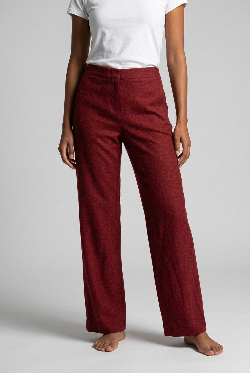 Femme portant un pantalon en lin Hermès – Seconde main luxe – VestiaireFMR Genève Suisse