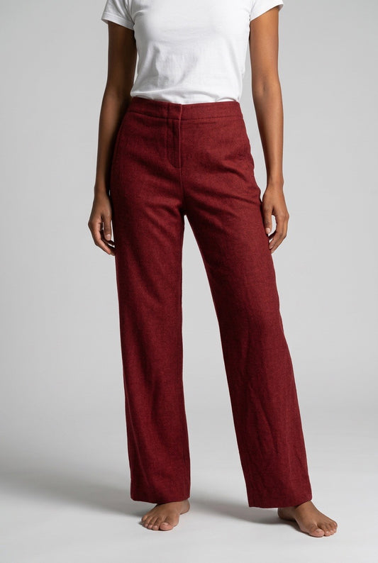 Femme portant un pantalon en lin Hermès – Seconde main luxe – VestiaireFMR Genève Suisse