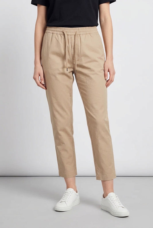 Femme portant un pantalon Sandro beige – Seconde main luxe – VestiaireFMR Genève Suisse