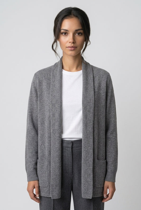 Femme portant le cardigan en cachemire gris Eric Bompard – Seconde main luxe – VestiaireFMR Genève Suisse