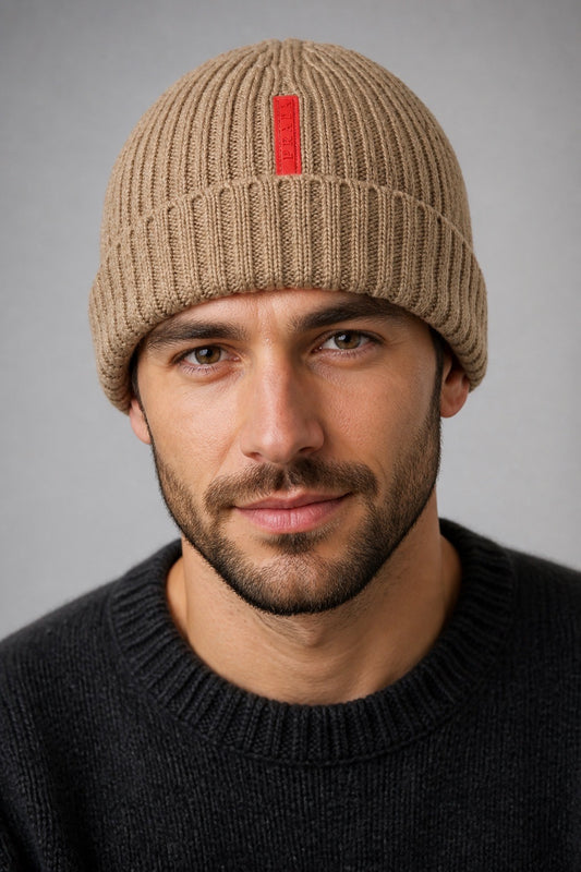 Homme portant un bonnet Prada linea Rosso vintage – Seconde main luxe – VestiaireFMR Genève Suisse