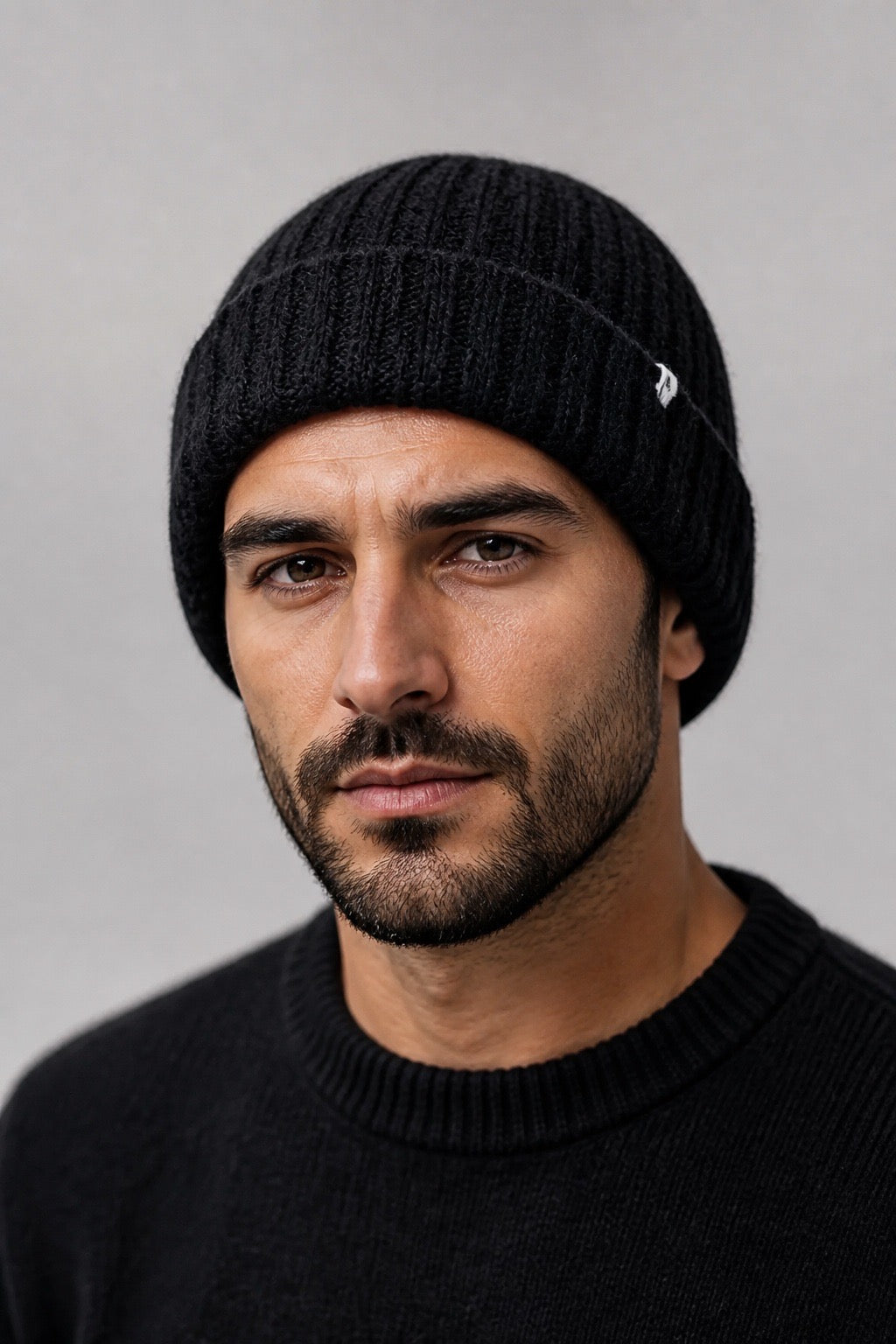 Homme portant le bonnet Cabasso noir en cachemire – Seconde main luxe – VestiaireFMR Genève Suisse