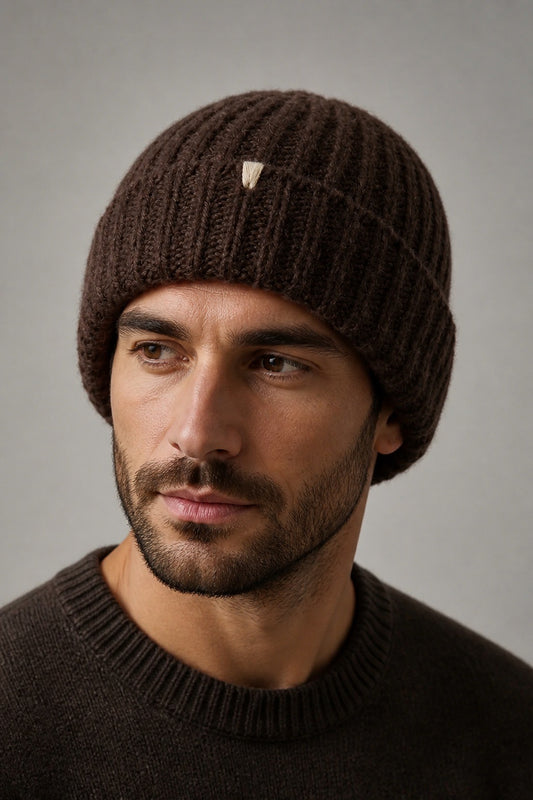 Homme portant le bonnet Cabasso marron en cachemire – Seconde main luxe – VestiaireFMR Genève Suisse