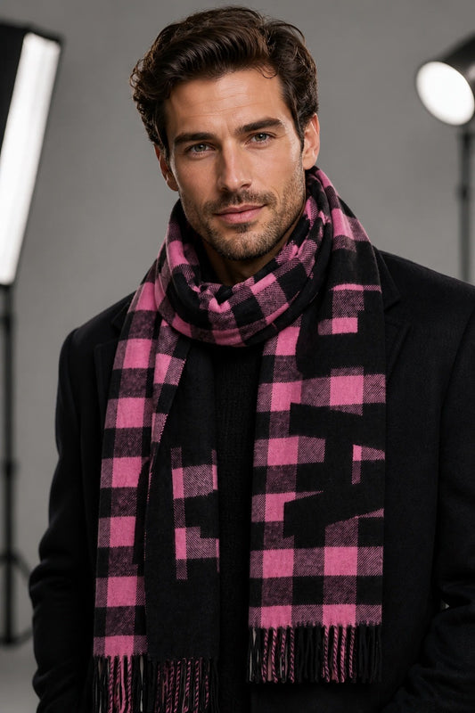 Homme portant une écharpe pure laine Balenciaga – Seconde main luxe – VestiaireFMR Genève Suisse
