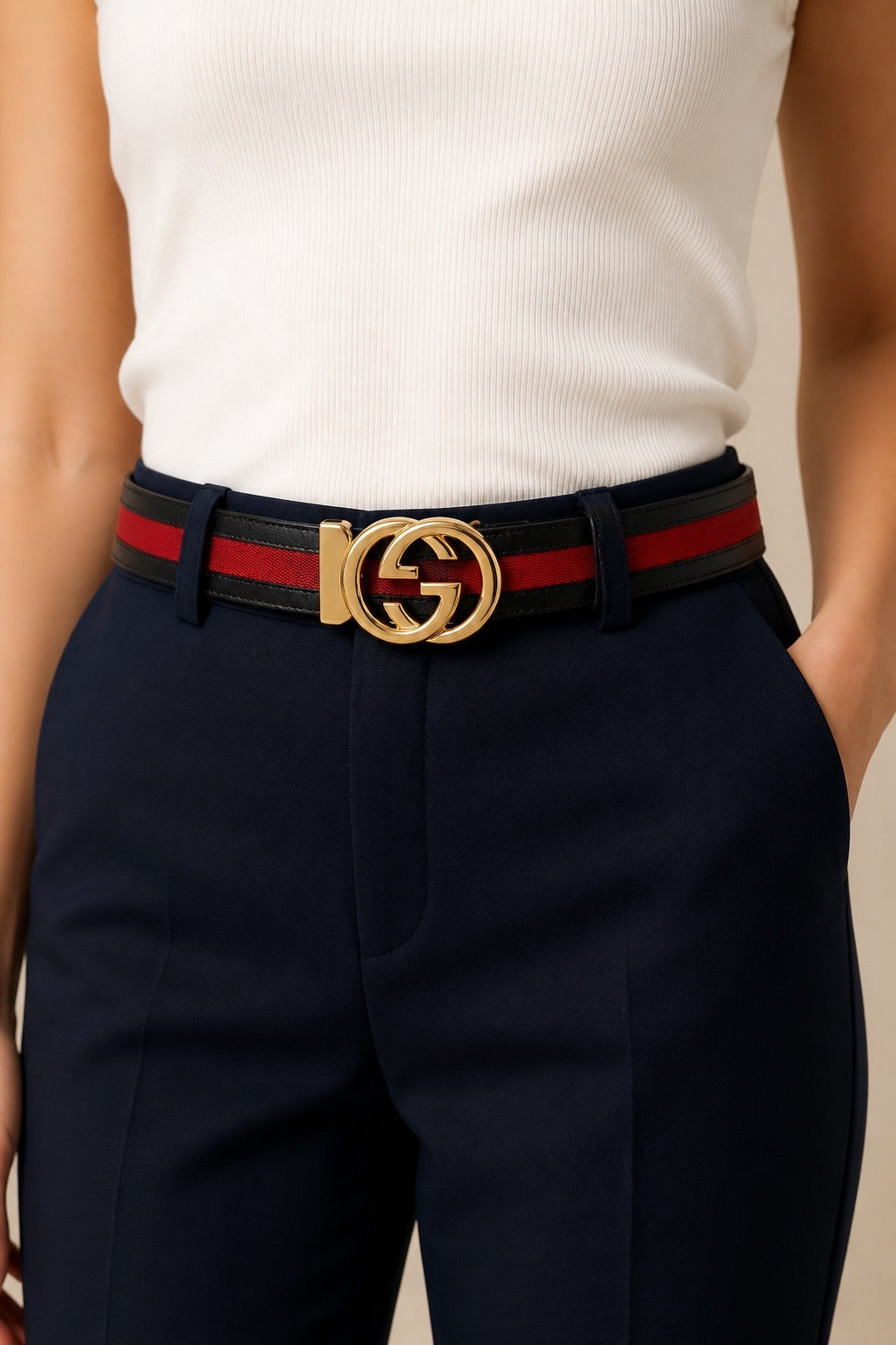 Femme portant une ceinture en cuir femme vintage Gucci – Seconde main luxe – VestiaireFMR Genève Suisse