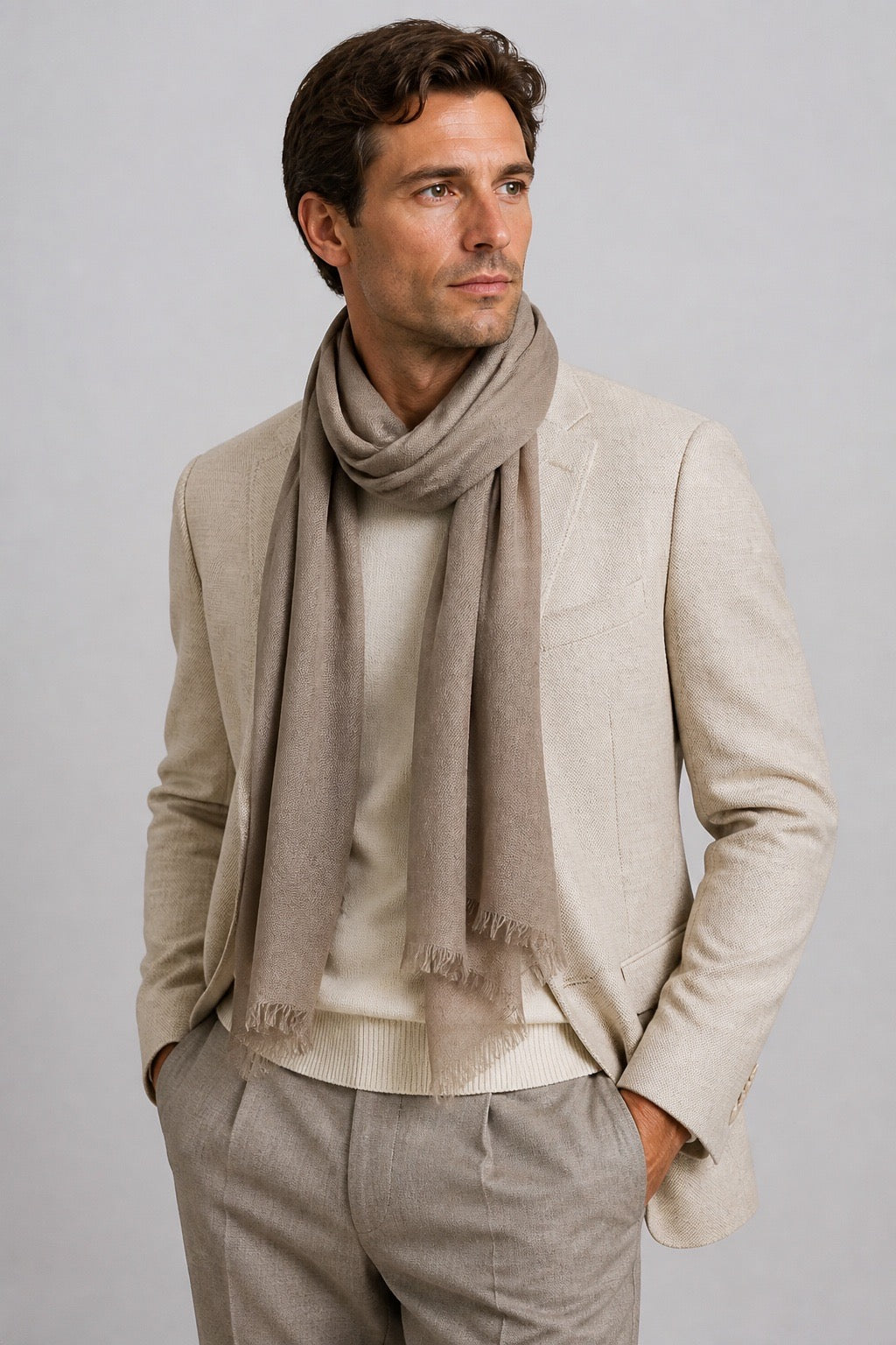 Homme portant une écharpe en soie et cachemire homme Loro Piana – Seconde main luxe – VestiaireFMR Genève Suisse