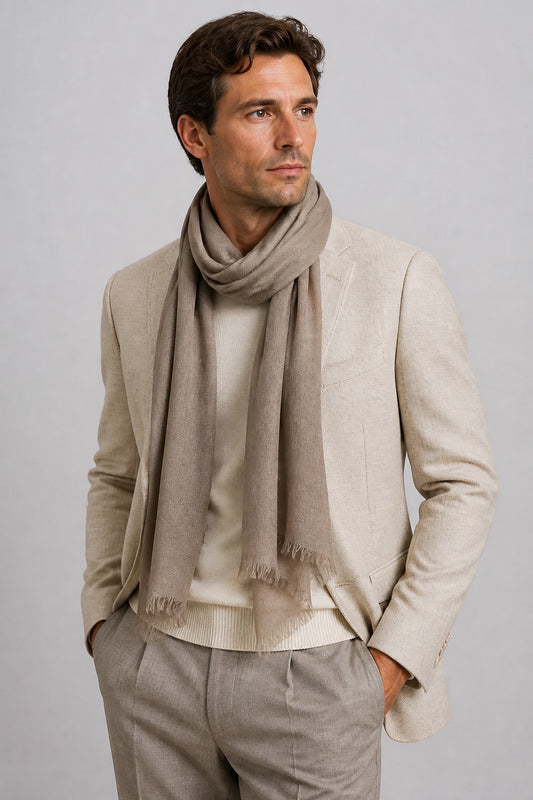 Homme portant une écharpe en soie et cachemire homme Loro Piana – Seconde main luxe – VestiaireFMR Genève Suisse