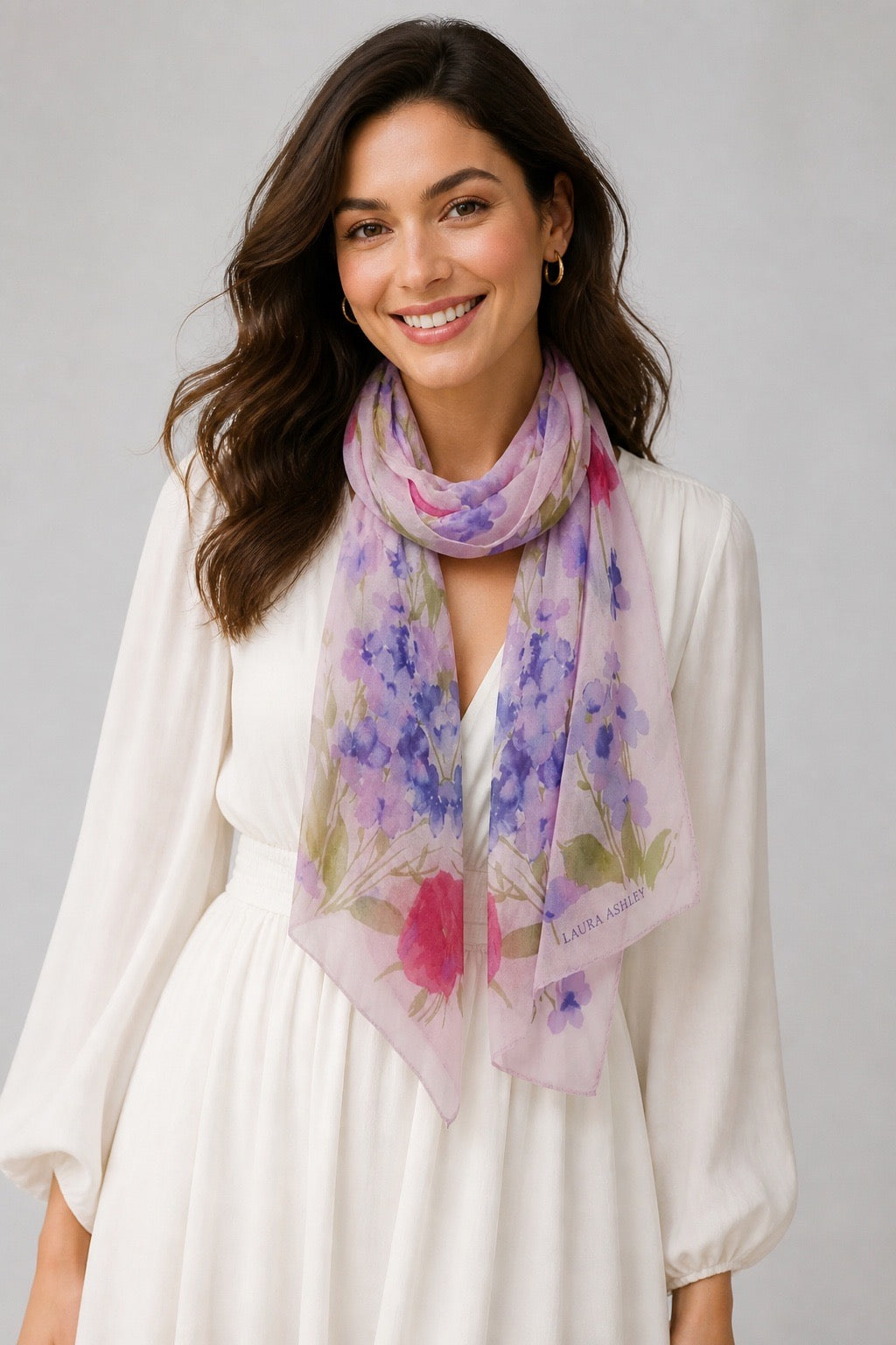 Femme portant un foulard en soie Laura Ashley – Seconde main luxe – VestiaireFMR Genève Suisse