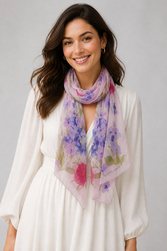 Femme portant un foulard en soie Laura Ashley – Seconde main luxe – VestiaireFMR Genève Suisse