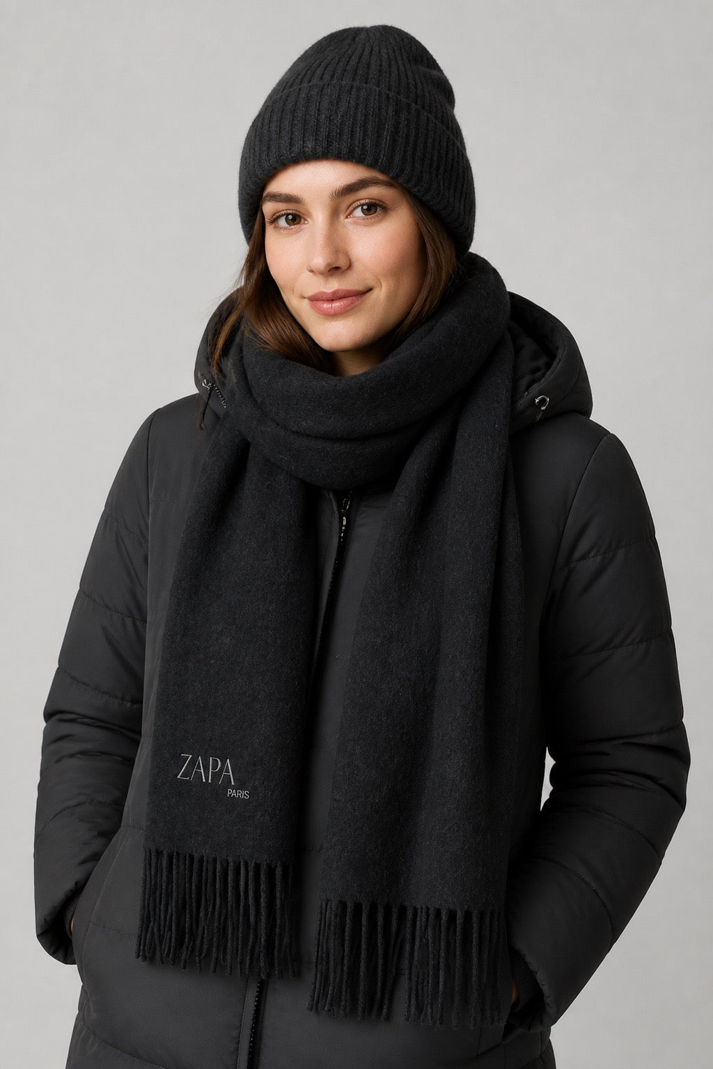 Femme portant une écharpe en laine ZAPA Paris  – Seconde main luxe – VestiaireFMR Genève Suisse