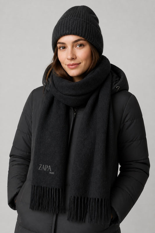 Femme portant une écharpe en laine ZAPA Paris  – Seconde main luxe – VestiaireFMR Genève Suisse