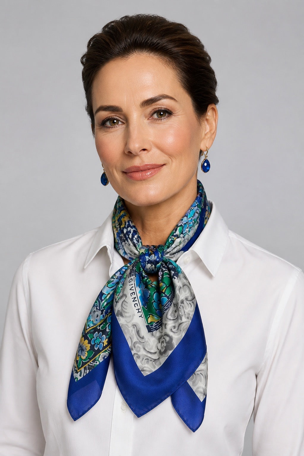 Femme portant un foulard carré de soie vintage de Givenchy – Seconde main luxe – VestiaireFMR Genève Suisse