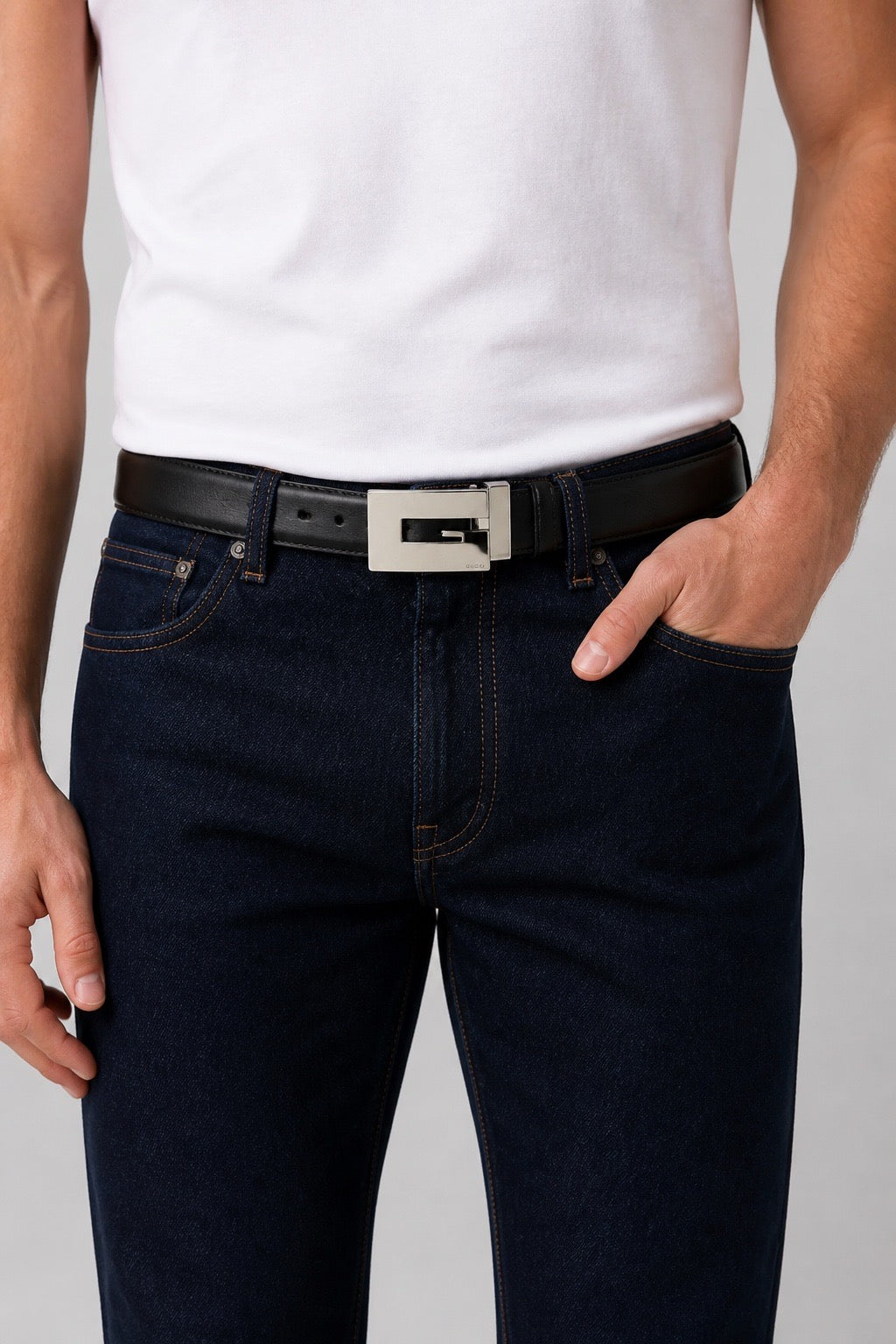 Homme portant une ceinture en cuir Gucci  – Seconde main luxe – VestiaireFMR Genève Suisse