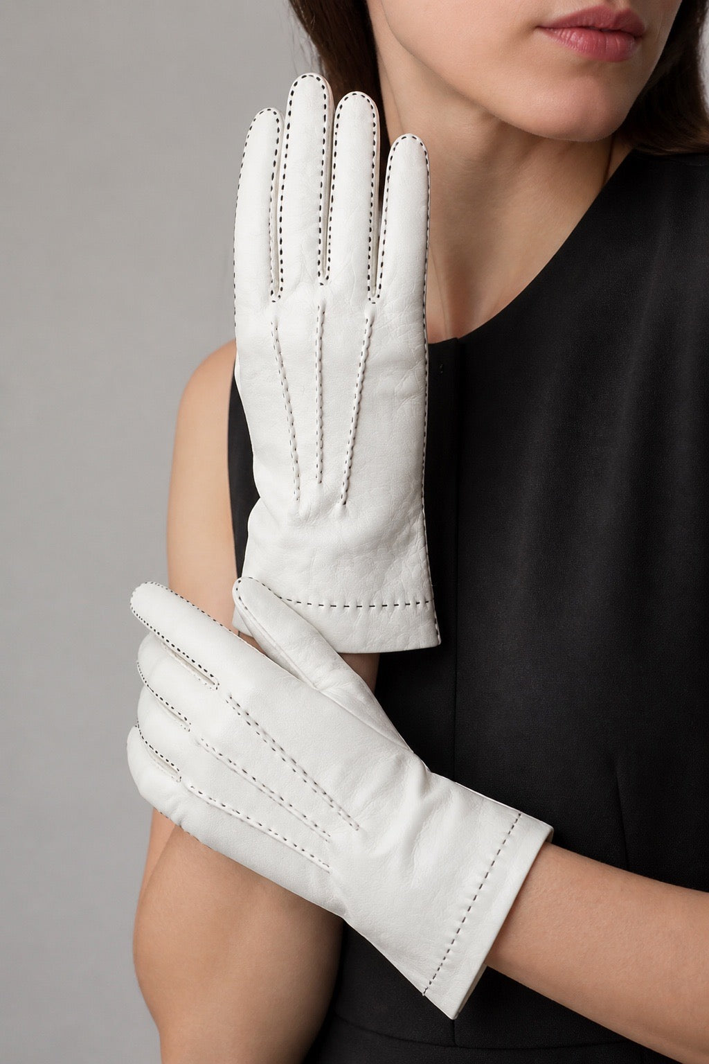 Femme portant des gants en cuir blanc Ramax Grenoble vinatage – Seconde main luxe – VestiaireFMR Genève Suisse 