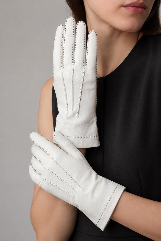 Femme portant des gants en cuir blanc Ramax Grenoble vinatage – Seconde main luxe – VestiaireFMR Genève Suisse 