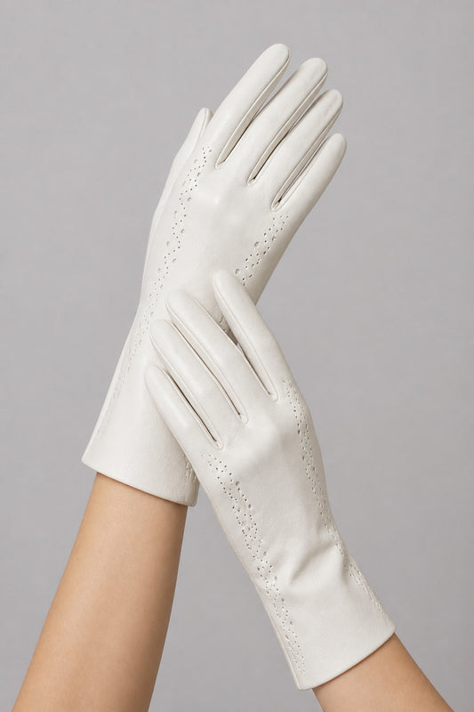 Femme portant des gant en cuir blanc Ramax Grenobe vintage – Seconde main luxe – VestiaireFMR Genève Suisse