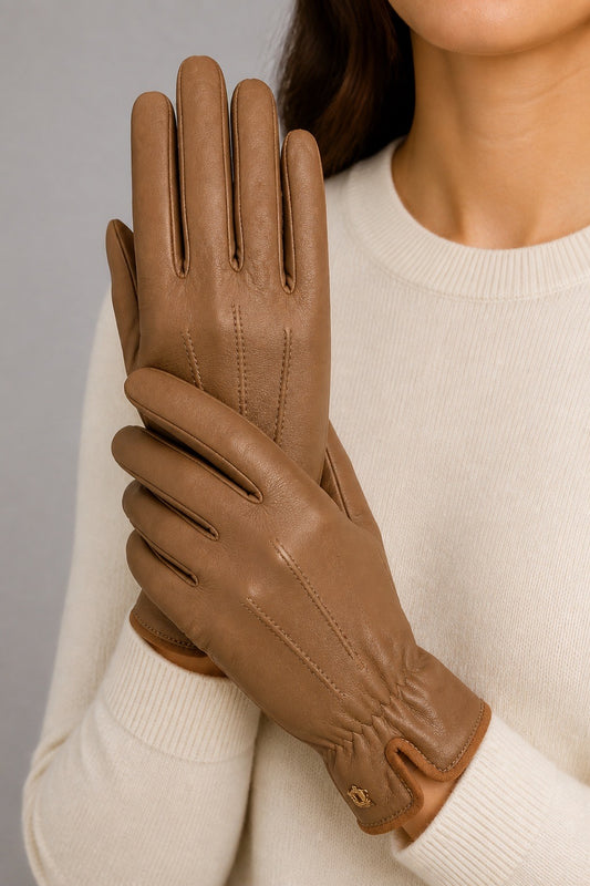 Mains de femme portant des gants Roeckl Munich en Cuir Beige – Seconde main luxe – VestiaireFMR Genève Suisse