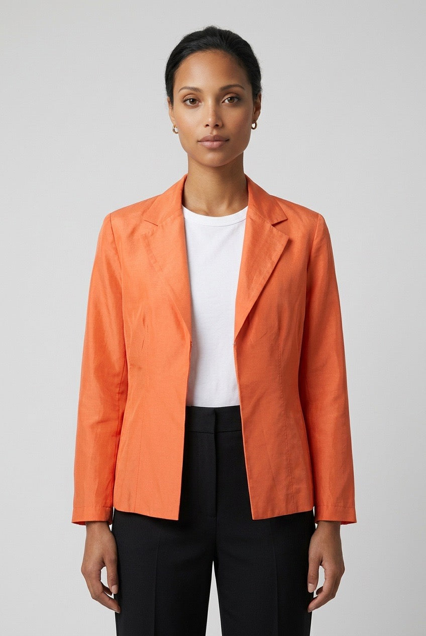 Femme portant un blazer en soie orange Spengler Allures – Seconde main luxe – VestiaireFMR Genève Suisse