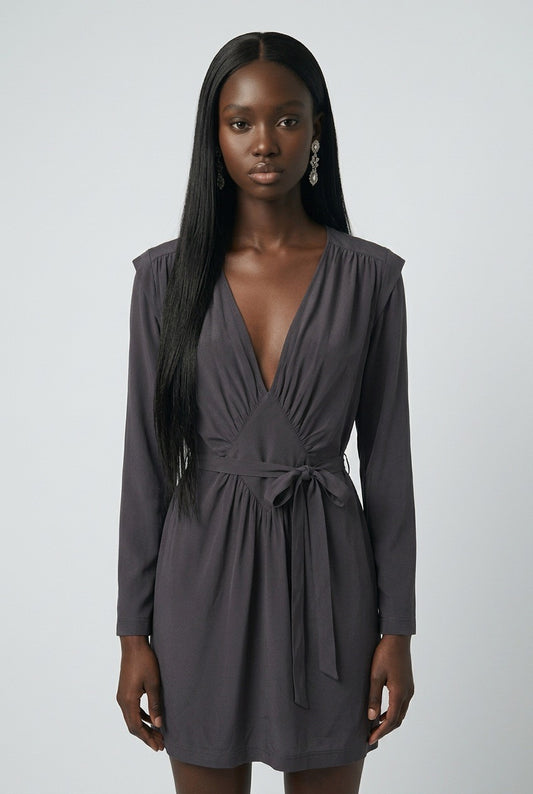 Femme portant une robe Rützou en Soie Anthracite – Seconde main luxe – VestiaireFMR Genève Suisse