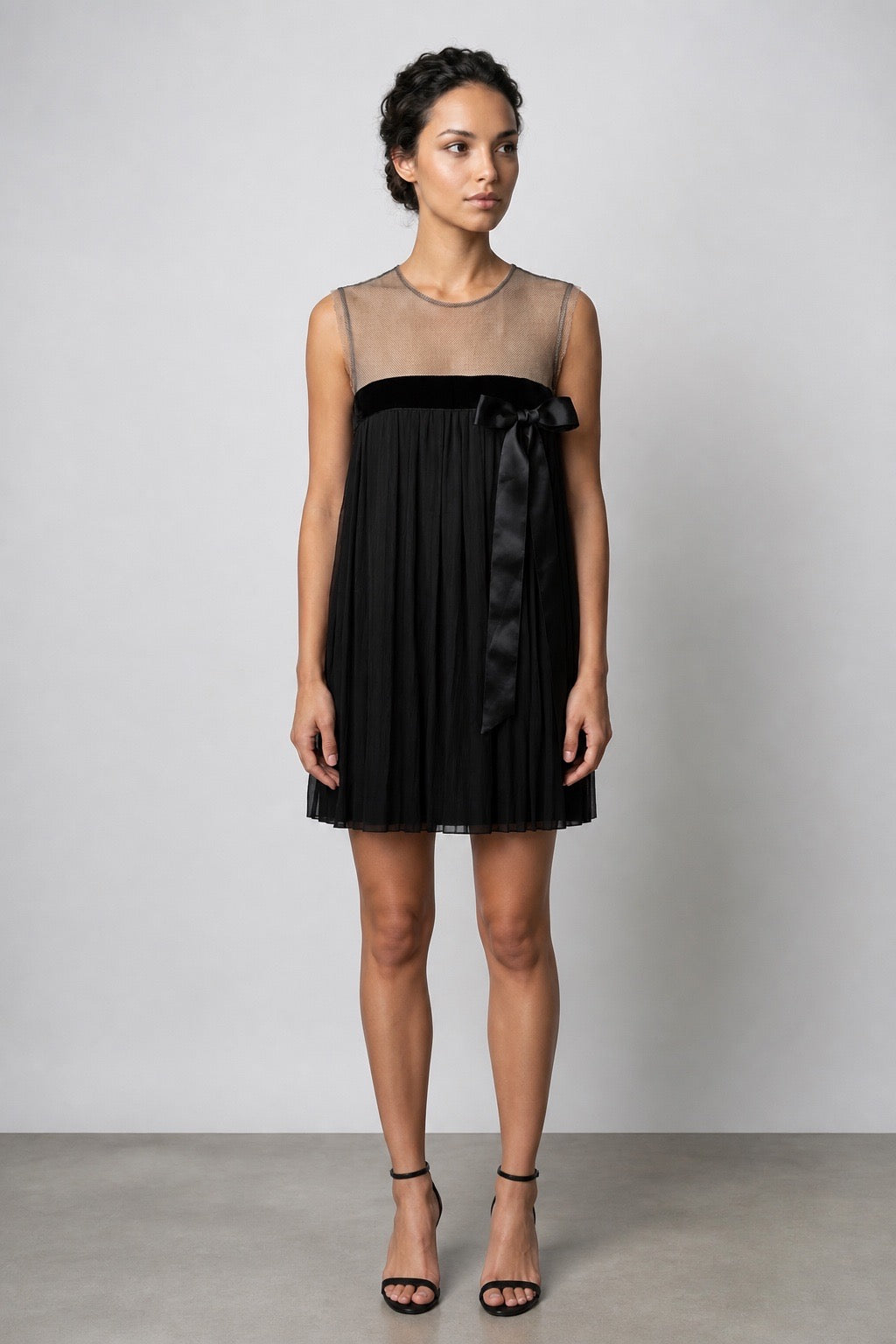 Femme entière portant la robe Lanvin par Albert Elbaz en soie vintage - Seconde main luxe – VestiaireFMR Genève Suisse