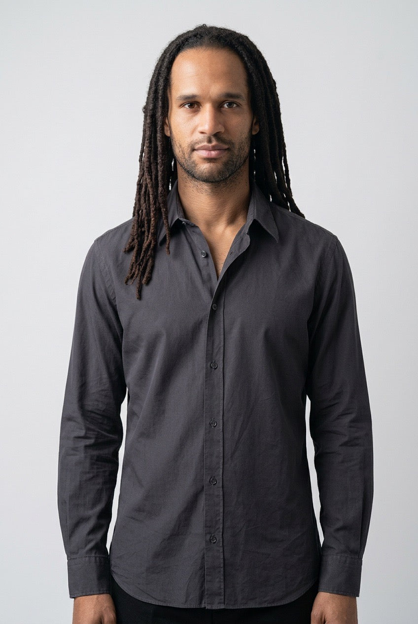Homme portant une chemise Hermès – Seconde main luxe – VestiaireFMR Genève Suisse
