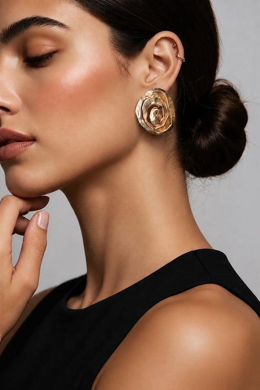 Femme portant des clips Valérie Viloin Labbé Paris vintage - Seconde main luxe – VestiaireFMR Genève Suisse