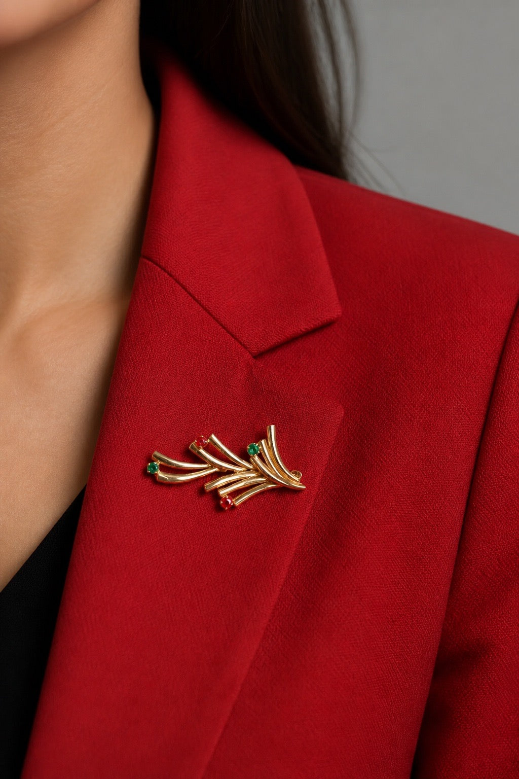 Vue sur une femme portant une broche Grosse Christian Dior vintage – Seconde main luxe – VestiaireFMR Genève Suisse