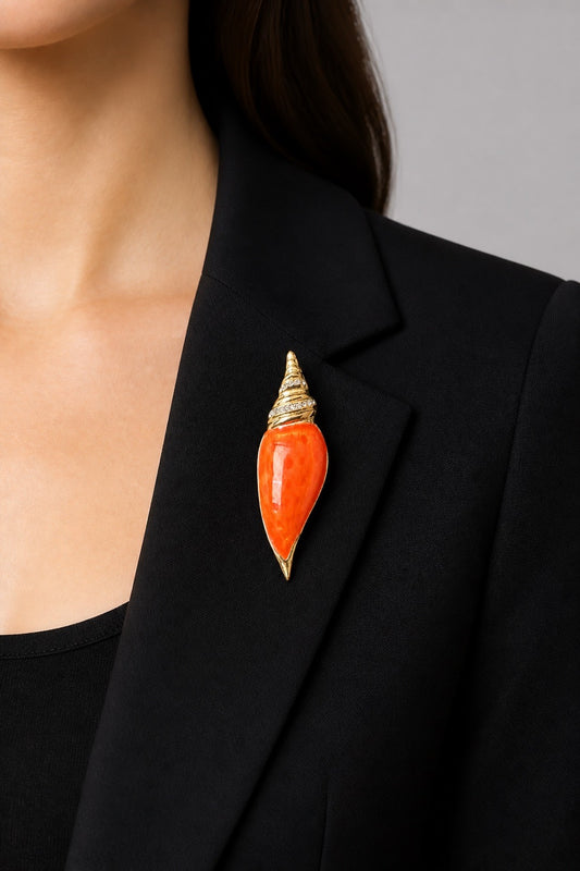 Femme portant une broche Angel Jewelry Co. Coquillage email orange et Strass Vintage - Seconde main luxe - VestiaireFMR Genève Suisse