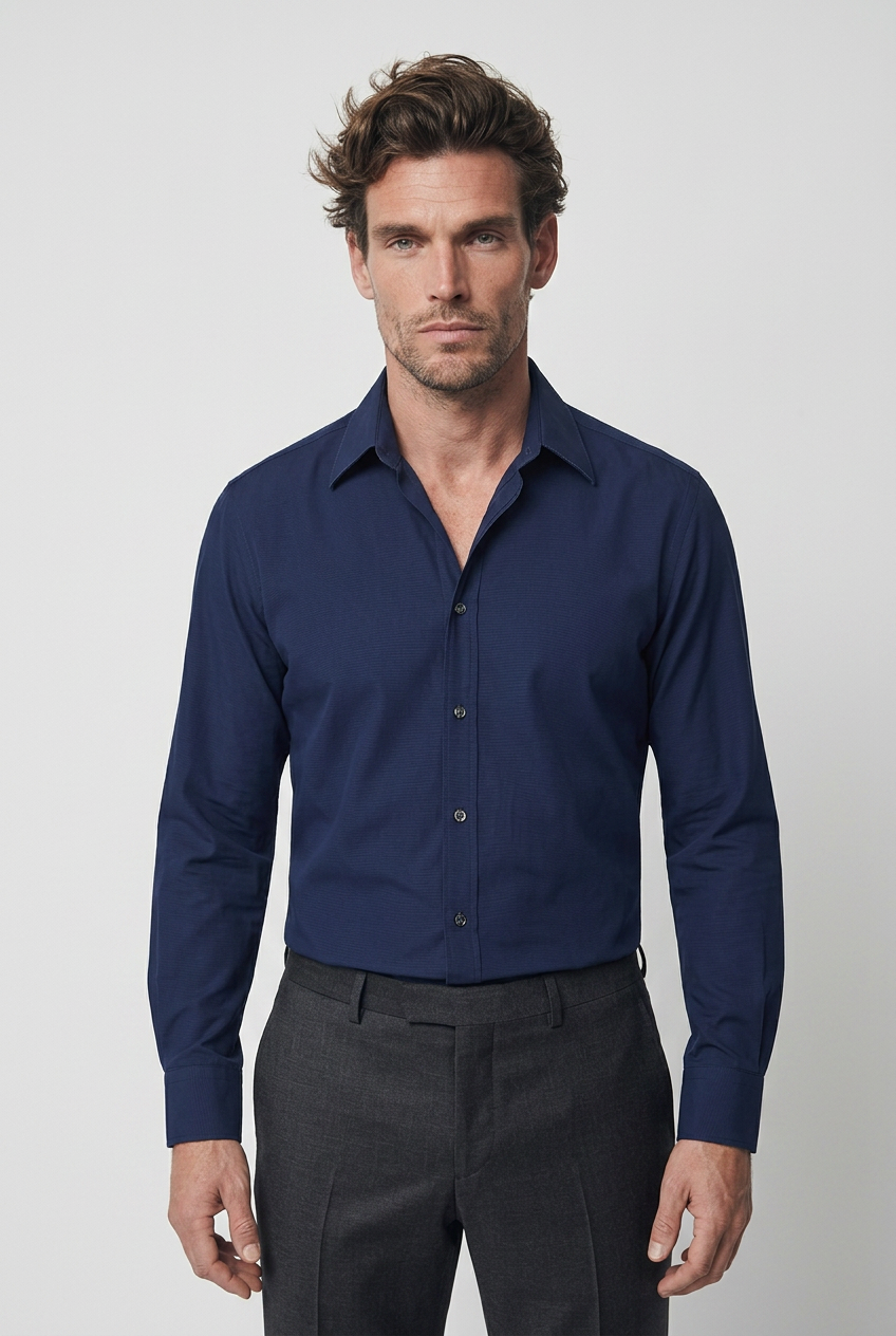 Homme portant une chemise en coton bleu Hermès - Seconde main luxe - VestiaireFMR Genève Suisse