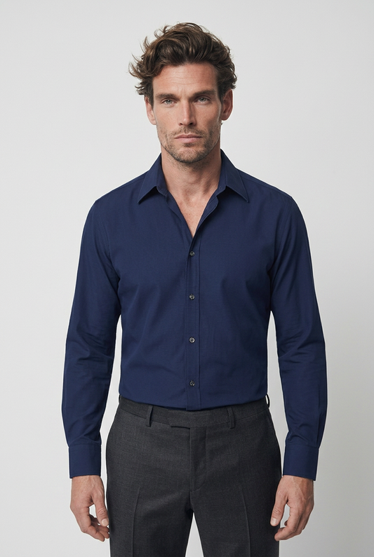 Homme portant une chemise en coton bleu Hermès - Seconde main luxe - VestiaireFMR Genève Suisse