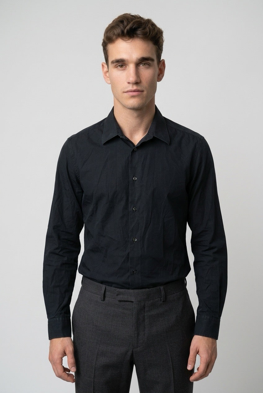 Homme portant une chemise en coton  Hermès - Seconde main luxe - VestiaireFMR Genève Suisse