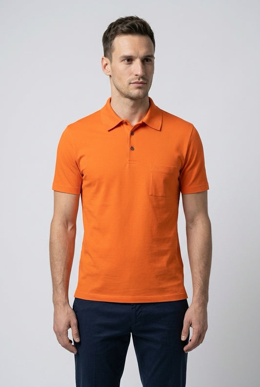 Homme portant un polo en coton orange Hermès - Seconde main luxe - VestiaireFMR Genève Suisse