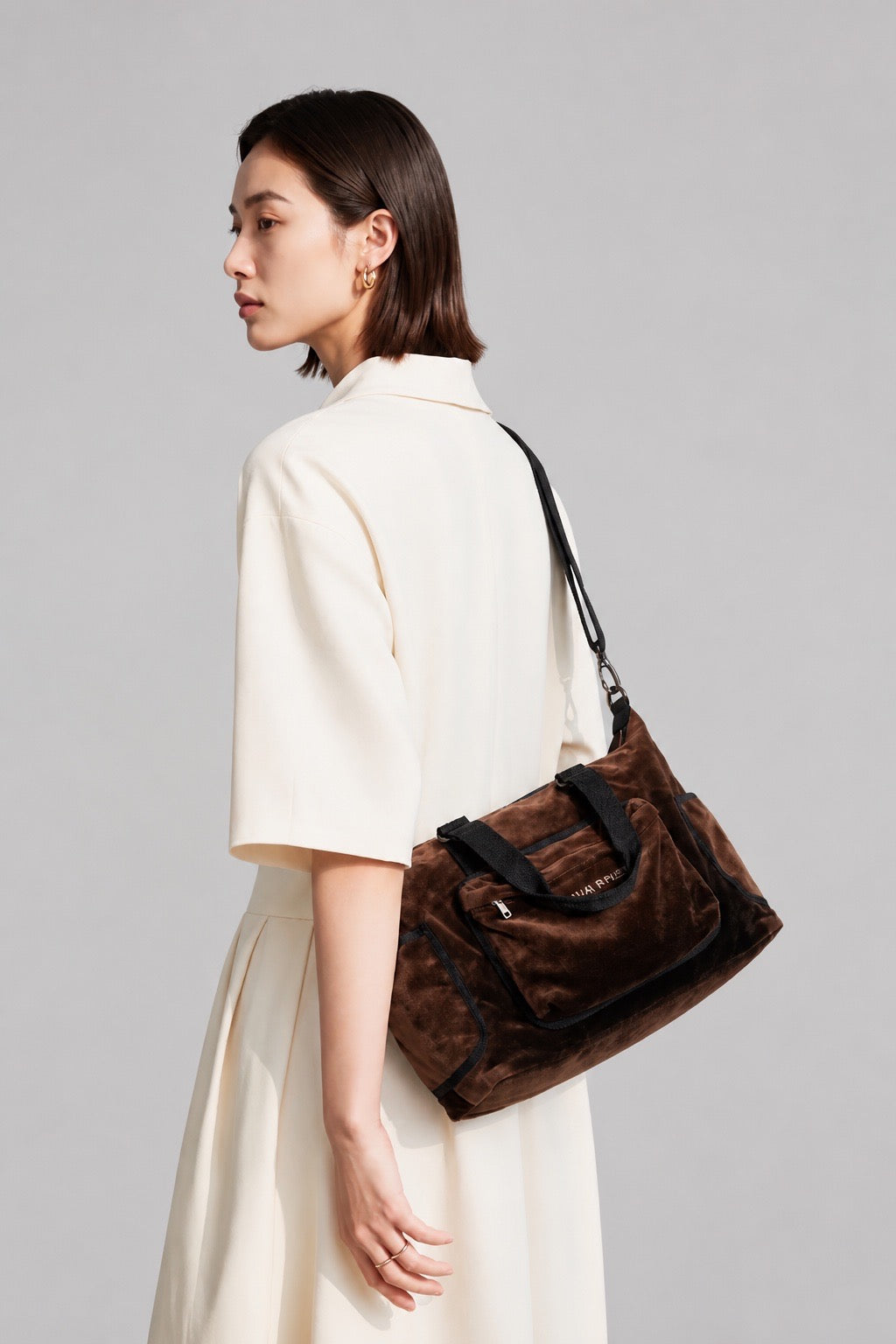 Femme portant un sac en velours en bandoulière de Sonia Rykiel – Seconde Main luxe – VestiaireFMR Genève Suisse